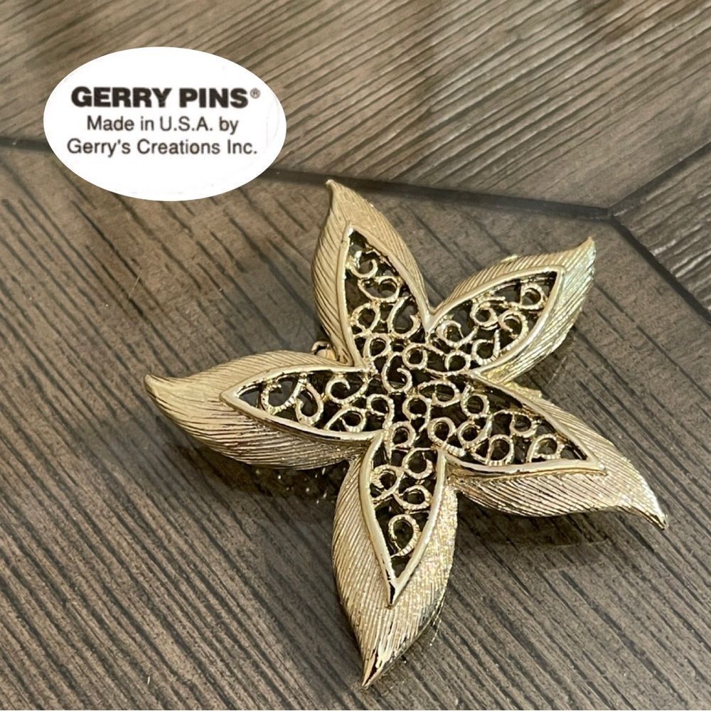Vintage Gerry’s Light Gold-Tone Starfish Pin with a Filigree Center